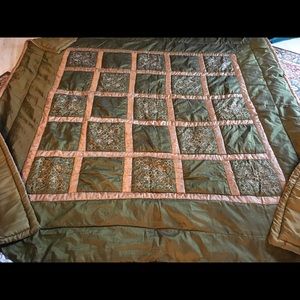 Stunning comforter with detailed embroidery